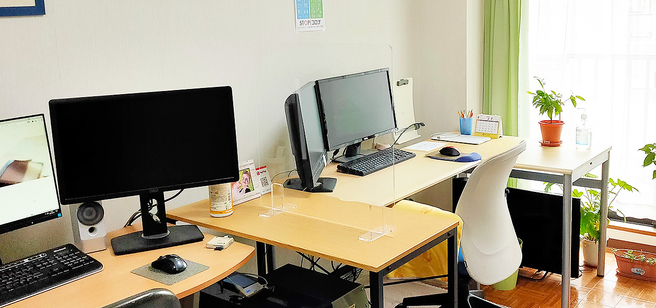 マンツーマンレッスンのデスク周り画像